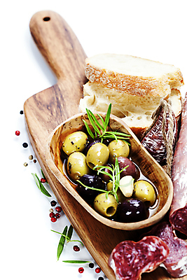 포토 JPG 해외이미지 실내 사람없음 바게트 흰배경 올리브 로즈메리 나무그릇 나무도마 살라미 올리브절임 통후추 해외202004 해외포토 그릇 열매 빵 백그라운드 도마 내부 목재 흰색 허브 후추 절임 파일형식