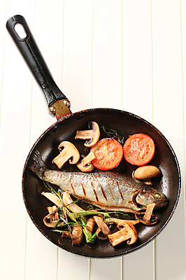 포토 JPG 해외이미지 접시 음식 토마토 채소 건강 어류 요리 사람없음 검은색 식사 저녁식사 버섯 튀김 프라이팬 그릴 굽기 준비 반쪽 머리위 점심식사 반주 송어 앙트레 회향 맛있는 해외202004 해외202105 해외포토 식물 식기 컬러 주방용품 수중동물 구이 파일형식