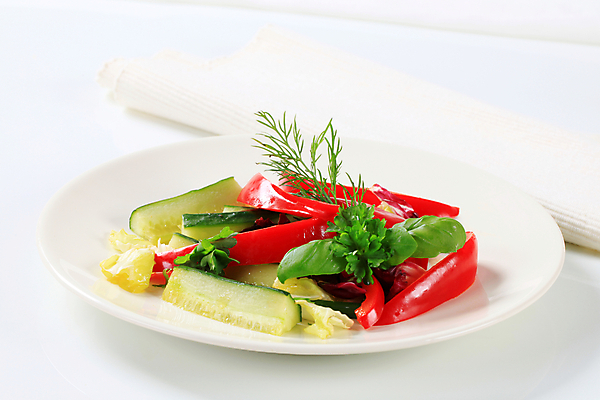 포토 JPG 해외이미지 접시 음식 조각 채소 반찬 오이 사람없음 샐러드 흰색 신선 막대기 상추 흰배경 유기농 냅킨 날것 후추 바질 딜 반주 채식주의자 비건 해외202004 해외202105 해외포토 식기 웰빙 컬러 백그라운드 향신료 채식 파일형식