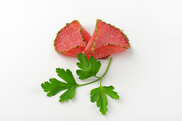 포토 JPG 해외이미지 스튜디오촬영 음식 육류 돼지고기 사람없음 소고기 껍질 슬라이스 머리위 살라미 얇은 편육 해외202004 해외202105 해외포토 식재료 실내 파일형식