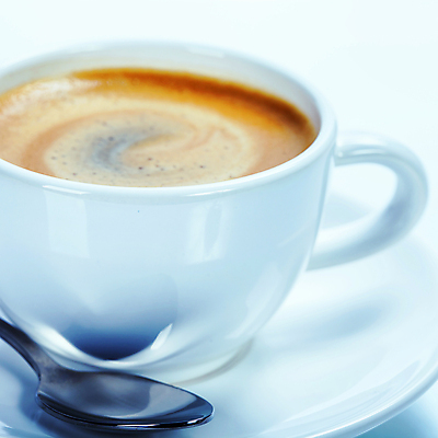 포토 JPG 해외이미지 스튜디오촬영 커피 실내 근접촬영 사람없음 숟가락 컵받침 라떼 해외202004 해외포토 음료 뷰포인트 수저 내부 받침대 파일형식