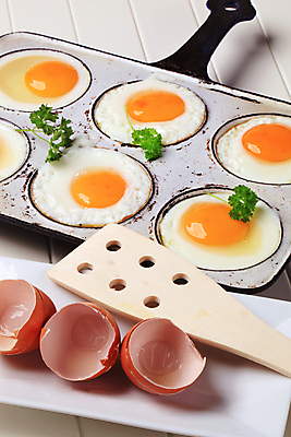 포토 JPG 해외이미지 음식 주방용품 요리 사람없음 목재 금속 튀김 수확 껍질 아침식사 6 주걱 노른자 직사각형 점심식사 옛날 음식준비 해로움 해외202004 해외202105 해외포토 도형 나무 생활용품 컨셉 농업 재료 재질 숫자 계란 식사 준비 파일형식