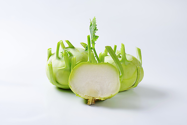 포토 JPG 해외이미지 스튜디오촬영 음식 채소 건강 사람없음 신선 횡단보도 자르기 흰배경 유기농 반쪽 날것 구역 숙성 식용 콜라비 세련 비건 해외202004 해외202105 해외포토 웰빙 백그라운드 모션 실내 흰색 보행로 채식주의자 파일형식