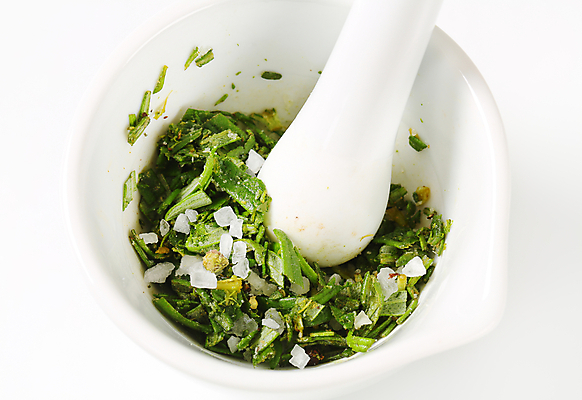 포토 JPG 해외이미지 스튜디오촬영 음식 잎 재료 주방용품 사람없음 신선 허브 향신료 흰배경 머리위 소금 향료 후추 로즈메리 막자 백자 음식준비 개조 페스토 해외202004 해외202105 해외포토 식물 생활용품 백그라운드 실내 흰색 도자기 소스_음식 준비 향기 냄새 향미료 파일형식