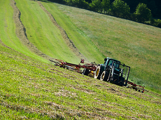 포토 JPG 해외이미지 나무 밭 농업 건조 풍경 초원 사람없음 야외 목재 맑음 기계 장비 시골 볏짚 트랙터 밀짚 갈퀴 밭일 실행 해외202004 해외202105 해외포토 식물 산업 재료 날씨 짚 농기계 특수차량 파일형식