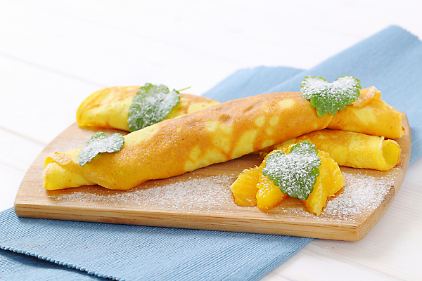 포토 JPG 해외이미지 오렌지 실내 사람없음 장식 달콤 흰배경 나무도마 말이 슈가파우더 크레이프 해외202004 해외202105 해외포토 백그라운드 과일 디저트 도마 내부 목재 흰색 맛 파일형식