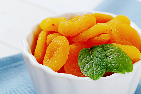 포토 JPG 해외이미지 그릇 실내 사람없음 아웃포커스 민트 흰배경 건과일 살구 해외202004 해외202105 해외포토 식기 백그라운드 과일 건조 촬영기법 내부 흰색 허브 파일형식