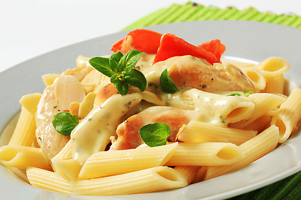 포토 JPG 해외이미지 접시 음식 토마토 파스타 육류 요리 사람없음 치킨 인스턴트 아몬드 펜네 해외202004 해외202105 해외포토 식기 채소 식재료 서양음식 견과류 닭고기요리 파일형식