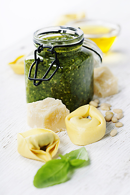 포토 JPG 해외이미지 유리병 치즈 실내 근접촬영 사람없음 아웃포커스 이탈리아음식 흰배경 잣 바질 라비올리 홈메이드 페스토 해외202004 해외포토 뷰포인트 백그라운드 병_용기 유제품 서양음식 촬영기법 내부 견과류 흰색 소스_음식 만들기 파일형식