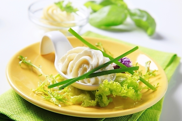 포토 JPG 해외이미지 접시 채소 치즈 사람없음 노란색 숟가락 펼침 소용돌이 신선 도자기 고명 상추 묘사 버터 쪽파 백자 입가심 정물화 크림치즈 해외202004 해외202105 해외포토 식기 컬러 모션 유제품 수저 회오리 그림 파 파일형식