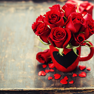 포토 JPG 해외이미지 실내 발렌타인데이 사랑 사람없음 장미 꽃병 머그컵 하트 오브젝트 나무탁자 해외202004 해외포토 모양 꽃 감정 데이이벤트 탁자 내부 컵 파일형식