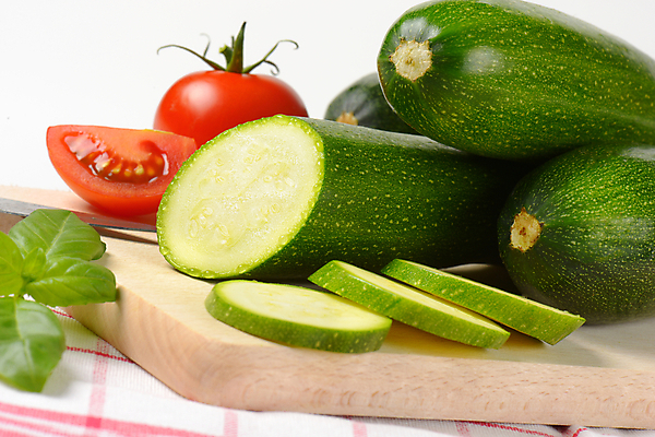 포토 JPG 해외이미지 스튜디오촬영 음식 조각 채소 호박 사람없음 초록색 농작물 신선 그룹 날것 국산 스쿼시 흙더미 숙성 주키니 해외202004 해외202105 해외포토 스포츠 컬러 농업 실내 구기 흙 파일형식 더미