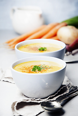 포토 JPG 해외이미지 그릇 실내 사람없음 아웃포커스 숟가락 당근 식탁보 흰배경 야채수프 크림스프 해외202004 해외포토 식기 백그라운드 뿌리채소 촬영기법 수저 내부 흰색 수프 파일형식