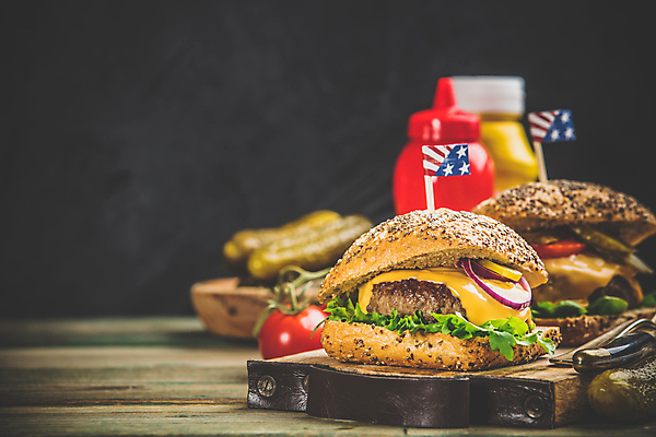 포토 JPG 해외이미지 토마토 패스트푸드 실내 사람없음 햄버거 성조기 케첩 머스터드 피클 나무도마 수제햄버거 이쑤시개장식 해외202004 해외포토 채소 도마 내부 목재 장식 소스_음식 국기 인스턴트 이쑤시개 절임 파일형식