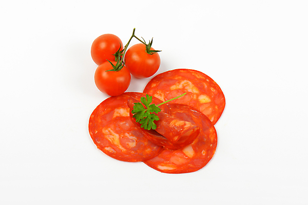 포토 JPG 해외이미지 스튜디오촬영 음식 조각 잎 채소 방울토마토 건조 파슬리 육류 돼지고기 사람없음 빨간색 초록색 소시지 맛 자르기 흰배경 매움 훈제 살라미 숙성 스페인어 얇은 초리조 치유 편육 해외202004 해외202105 해외포토 식물 컬러 백그라운드 컨셉 토마토 식재료 모션 실내 흰색 가공식품 파일형식