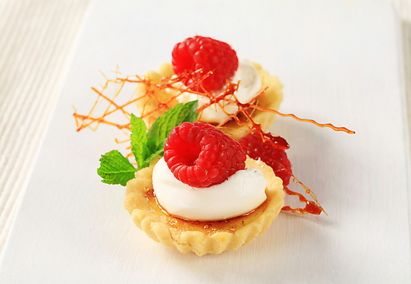 포토 JPG 해외이미지 열매 음식 2 과일 디저트 도마 사람없음 케이크 껍질 흰색 신선 달콤 굽기 민트 크림 산딸기 토핑 레시피 칼로리 충동구매 바닐라 커스터드 타르트 페스츄리 휘핑크림 캐러멜 맛있는 해외202004 해외202105 해외포토 식물 빵 컬러 주방용품 쇼핑 맛 구이 허브 파이_빵 과소비 휘핑 파일형식