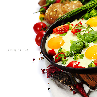 포토 JPG 해외이미지 포크 채소 방울토마토 실내 타이포그라피 사람없음 계란 프라이팬 아침식사 계란프라이 흰배경 카피스페이스 해외202004 해외포토 문자 식기 백그라운드 토마토 주방용품 내부 알 식사 공백 흰색 계란요리 파일형식