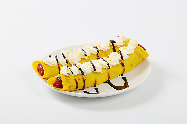 포토 JPG 해외이미지 접시 딸기 실내 사람없음 달콤 흰배경 생크림 초코시럽 크레이프 해외202004 해외202105 해외포토 식기 백그라운드 과일 디저트 내부 초콜릿 흰색 맛 크림 시럽 파일형식