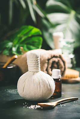 포토 JPG 해외이미지 잎 실내 사람없음 아웃포커스 수건 스파용품 아로마테라피 나무숟가락 허브볼 아로마오일 해외202004 해외포토 식물 촬영기법 내부 위생용품 숟가락 스파 오일_화장품 오브젝트 테라피 파일형식