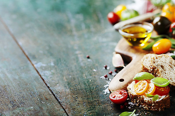 포토 JPG 해외이미지 빵 방울토마토 실내 사람없음 아웃포커스 이탈리아음식 애피타이저 올리브오일 나무도마 나무탁자 브루스케타 카피스페이스 해외202004 해외포토 음식 토마토 탁자 도마 서양음식 촬영기법 내부 목재 공백 기름_음식 파일형식