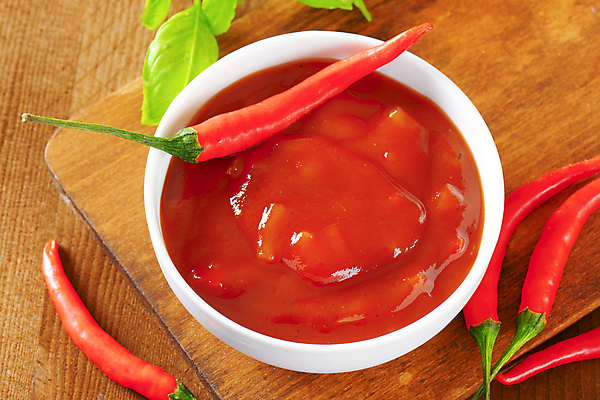 포토 JPG 해외이미지 그릇 파프리카 실내 사람없음 하이앵글 매움 토마토소스 나무도마 나무배경 해외202004 해외202105 해외포토 식기 뷰포인트 백그라운드 채소 도마 내부 목재 소스_음식 맛 파일형식