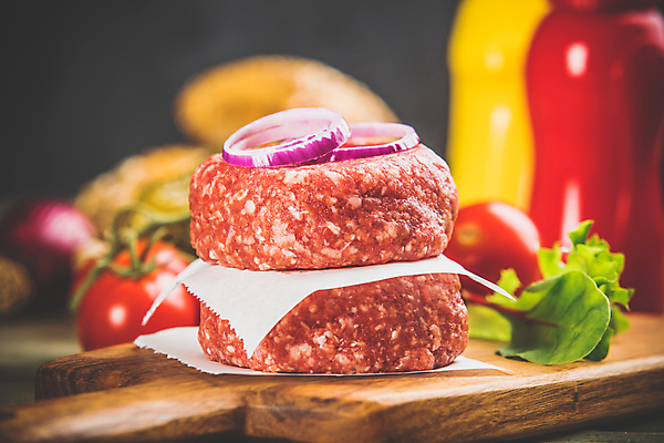 포토 JPG 해외이미지 토마토 검은배경 실내 근접촬영 사람없음 아웃포커스 쌓기 햄버거 상추 케첩 머스터드 패티 나무도마 적양파 종이호일 해외202004 해외포토 뷰포인트 백그라운드 채소 모션 양파 도마 패스트푸드 촬영기법 내부 목재 검은색 소스_음식 파일형식