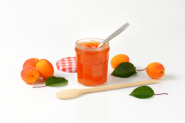 포토 JPG 해외이미지 스튜디오촬영 실내 사람없음 숟가락 병 흰배경 나무숟가락 과일잼 살구 살구잼 해외202004 해외202105 해외포토 식기 백그라운드 과일 수저 내부 흰색 잼 파일형식