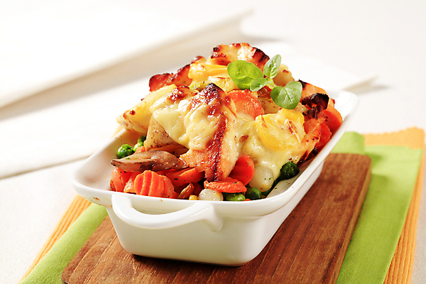 포토 JPG 해외이미지 음식 치즈 감자 도마 건강 어류 사람없음 식사 저녁식사 당근 흰색 도자기 준비 완두콩 직사각형 점심식사 캐서롤 해외202004 해외202105 해외포토 도형 컬러 채소 주방용품 유제품 콩 뿌리채소 수중동물 용기_그릇 파일형식