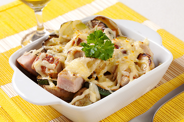 포토 JPG 해외이미지 음식 치즈 감자 육류 돼지고기 요리 사람없음 노란색 식사 저녁식사 굽기 받침대 정사각형 점심식사 그라탱 주키니 주키니호박 캐서롤 해외202004 해외202105 해외포토 도형 컬러 채소 식재료 유제품 서양음식 용기_그릇 구이 파일형식