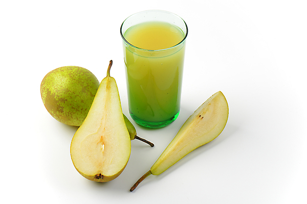 포토 JPG 해외이미지 스튜디오촬영 단면 잔 실내 사람없음 과일주스 흰배경 슬라이스 서양배 해외202004 해외202105 해외포토 식기 백그라운드 과일 내부 주스 흰색 배_과일 파일형식