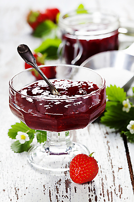 포토 JPG 해외이미지 꽃 딸기 유리병 디저트 사람없음 아웃포커스 숟가락 설탕 흰배경 유기농 유리그릇 딸기잼 스쿱 해외202004 해외포토 식물 그릇 웰빙 음식 백그라운드 과일 유리 병_용기 촬영기법 수저 흰색 잼 파일형식