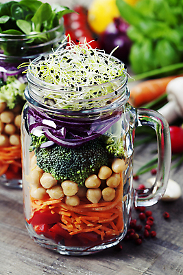 포토 해외이미지 유리병 실내 사람없음 아웃포커스 당근 샐러드 브로콜리 담기 채식 나무바닥 건강식 다이어트음식 병아리콩 적양파 비건 해외202004 해외포토 음식 다이어트 채소 모션 양파 병_용기 콩 바닥 뿌리채소 촬영기법 내부 채식주의자 파일형식