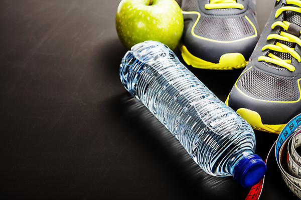 포토 JPG 해외이미지 운동화 다이어트 검은배경 줄자 사람없음 사과 물병 오브젝트 해외202004 해외포토 백그라운드 신발 과일 자 건강 검은색 물통 파일형식