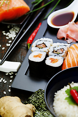 포토 JPG 해외이미지 스튜디오촬영 접시 젓가락 밥 실내 사람없음 초밥 회 생강 캘리포니아롤 일본음식 해외202004 해외포토 식기 음식 채소 수저 내부 파일형식