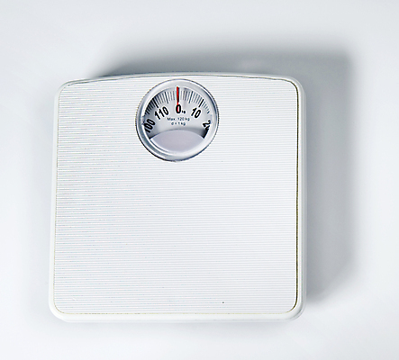 포토 JPG 해외이미지 1 신체 다이어트 건강 사람없음 욕실 흰색 몸무게 플라스틱 비만 오브젝트 눈금 머리위 칼로리 파운드 계량 제어 해외202004 해외202105 해외포토 컬러 돈 재질 몸매 파일형식