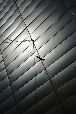 포토 JPG 해외이미지 디자인 외관 벽 로우앵글 패턴 건축양식 추상 프레임 그림자 사람없음 야외 건물 반사 금속 어둠 블록 도시 야간 창고 상업 철강 해외202004 해외202105 해외포토 자연요소 건축물 건축 뷰포인트 무늬 재질 파일형식