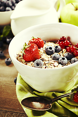 포토 JPG 해외이미지 그릇 딸기 실내 사람없음 숟가락 식탁보 사과 블루베리 나무바닥 청사과 건강식 시럽컵 오트밀 크랜베리 슈퍼푸드 귀리 해외202004 해외포토 식기 열매 음식 과일 곡류 바닥 수저 내부 건강식품 파일형식