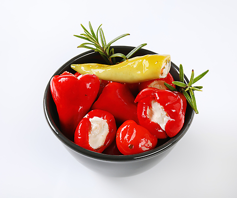 포토 JPG 해외이미지 스튜디오촬영 음식 채소 피망 치즈 사람없음 빨간색 식사 사발 애피타이저 작음 가득함 흰배경 폭식 크림치즈 타파스 페타치즈 리코타치즈 해외202004 해외202105 해외포토 컬러 백그라운드 유제품 실내 흰색 사기그릇 크기 파일형식