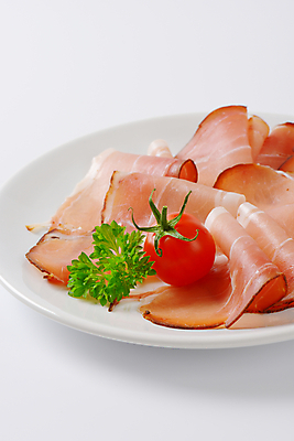 포토 JPG 해외이미지 스튜디오촬영 접시 음식 조각 육류 돼지고기 사람없음 애피타이저 햄 훈제 얇은 치유 편육 프로슈토 해외202004 해외202105 해외포토 식기 식재료 실내 파일형식