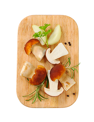 포토 JPG 해외이미지 식재료 양파 단면 실내 파슬리 사람없음 하이앵글 버섯 흰배경 슬라이스 로즈메리 나무도마 해외202004 해외202105 해외포토 뷰포인트 백그라운드 채소 도마 내부 목재 흰색 허브 파일형식