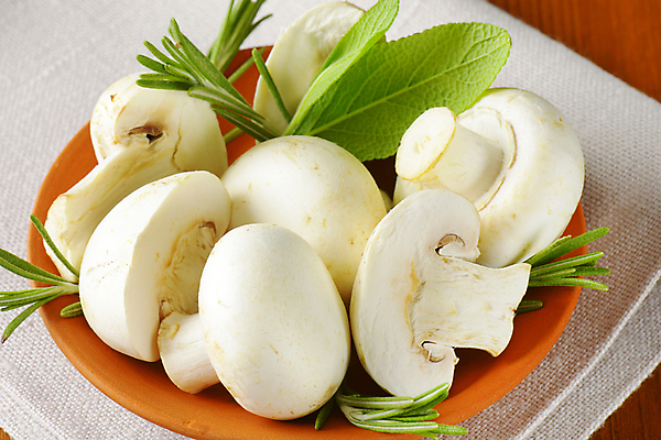 포토 JPG 해외이미지 접시 식재료 단면 실내 사람없음 담기 슬라이스 양송이 로즈메리 세이지 해외202004 해외202105 해외포토 식기 모션 내부 버섯 허브 파일형식