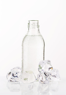 포토 JPG 해외이미지 유리병 실내 사람없음 물 얼음 시원함 물병 흰배경 한병 해외202004 해외202105 해외포토 자연요소 1 백그라운드 병_용기 내부 흰색 물통 병_담는 파일형식