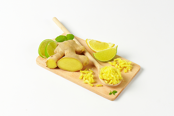 포토 JPG 해외이미지 스튜디오촬영 음식 조각 재료 도마 건강 사람없음 신선 레몬 흰배경 유기농 날것 뿌리 라임 생강 나무숟가락 해외202004 해외202105 해외포토 웰빙 백그라운드 채소 과일 주방용품 실내 숟가락 흰색 파일형식