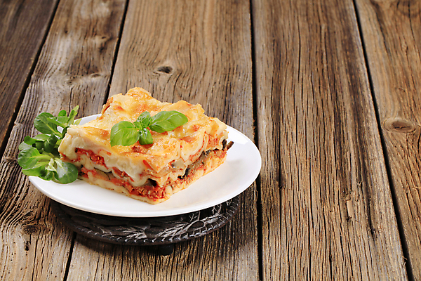 포토 JPG 해외이미지 전통 접시 음식 조각 토마토 채소 치즈 파스타 육류 돼지고기 요리 사람없음 초록색 치킨 버섯 이탈리아 소고기 껍질 황금 클래식 오븐 맛 허브 바질 그라탱 다진 라자냐 캐서롤 펜네 핸드메이드 막 해외202004 해외202105 해외포토 식물 식기 유럽 컬러 컨셉 식재료 유제품 서양음식 가전제품 용기_그릇 이탈리아음식 닭고기요리 파일형식