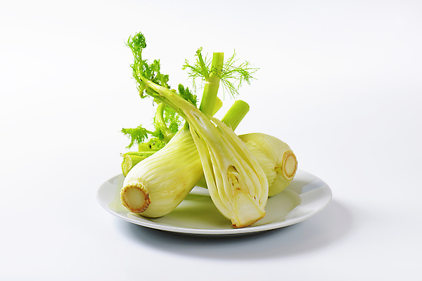 포토 JPG 해외이미지 스튜디오촬영 줄기 잎 채소 재료 전구 건강 사람없음 초록색 신선 흰배경 유기농 반쪽 날것 숙성 회향 해외202004 해외202105 해외포토 식물 웰빙 컬러 백그라운드 실내 흰색 파일형식