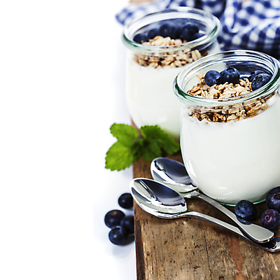 포토 JPG 해외이미지 유리병 실내 근접촬영 사람없음 숟가락 흰배경 블루베리 요거트 나무도마 뮤즐리 해외202004 해외포토 뷰포인트 백그라운드 과일 병_용기 유제품 도마 수저 내부 목재 흰색 파일형식