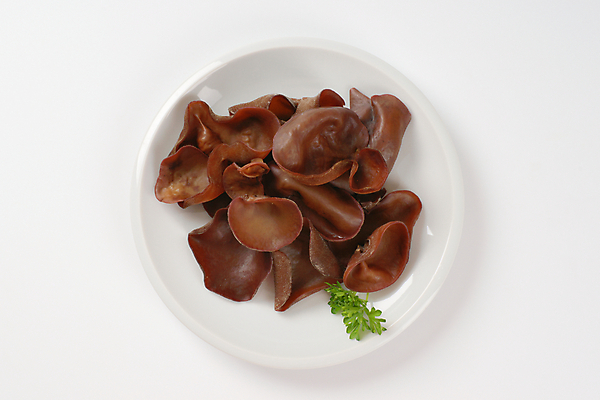 포토 JPG 해외이미지 스튜디오촬영 접시 식재료 실내 사람없음 하이앵글 담기 목이버섯 해외202004 해외202105 해외포토 식기 뷰포인트 모션 내부 버섯 파일형식