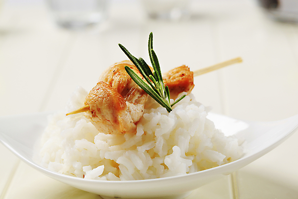 포토 JPG 해외이미지 접시 디자인 음식 밥 반찬 육류 요리 사람없음 식사 저녁식사 치킨 꼬치 그릴 바비큐 굽기 점심식사 케밥 앙트레 해외202004 해외202105 해외포토 식기 식재료 주방용품 구이 닭고기요리 파일형식