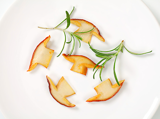 포토 JPG 해외이미지 접시 식재료 실내 사람없음 버섯 슬라이스 로즈메리 버섯구이 해외202004 해외202105 해외포토 식기 내부 구이 허브 파일형식