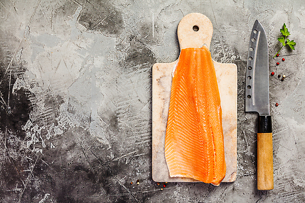 포토 JPG 해외이미지 실내 사람없음 하이앵글 허브 날것 연어 식칼 나무도마 연어요리 연어회 해외202004 해외포토 식물 음식 뷰포인트 주방용품 도마 어류 내부 목재 생선회 파일형식